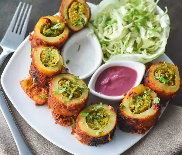 Stuffed tandoori potatoes grilled with spices and served with mint chutney